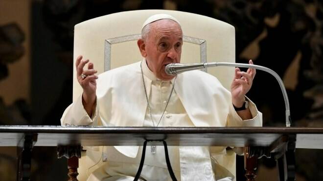 Il Papa contro la pornografia: “È un vizio anche di preti e suore. State attenti, il diavolo entra da lì”