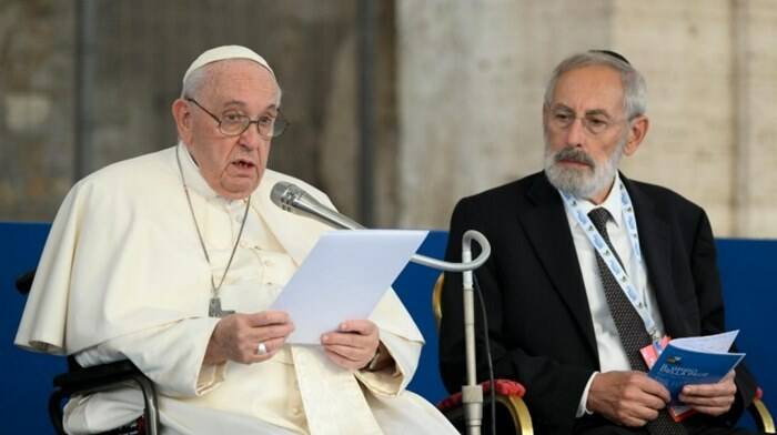 papa francesco colosseo