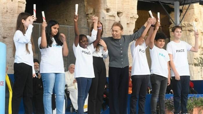 Un grido di pace si alza dal Colosseo: “Disinneschiamo la guerra con l’arma del dialogo”