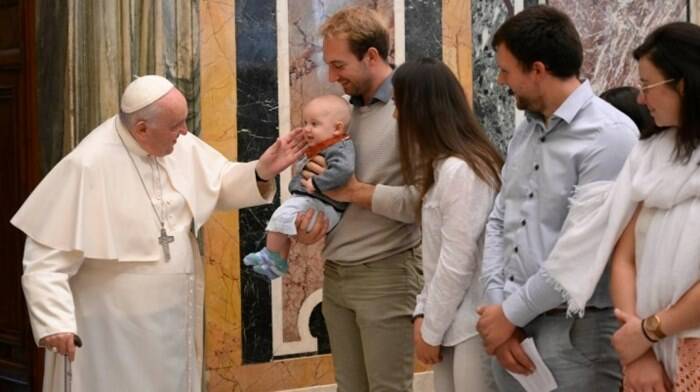 Il Papa ai giovani: “Con la guerra l’umanità è in pericolo: siate artigiani di pace”