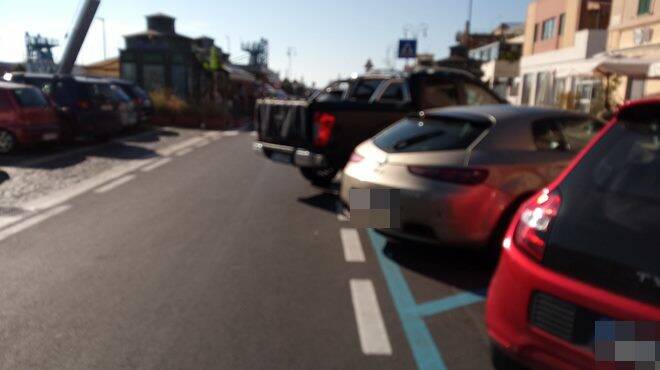 Parcheggi su via Torre Clementina: “Camion e Suv occupano la strada. Impossibile passare”