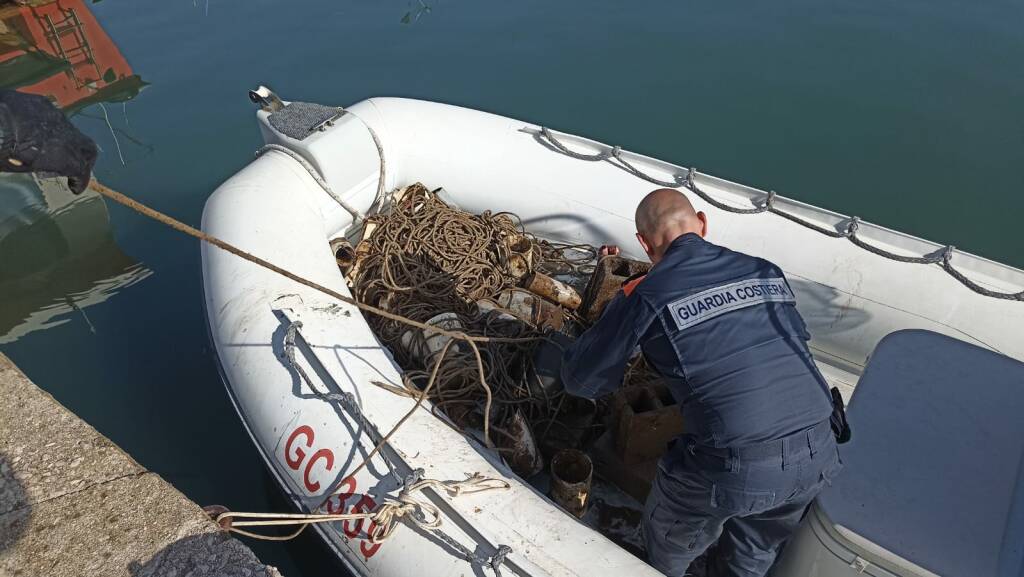 Pescatori di frodo al Circeo: sequestrati blocchi di cemento, tubi in pvc e cime illegali
