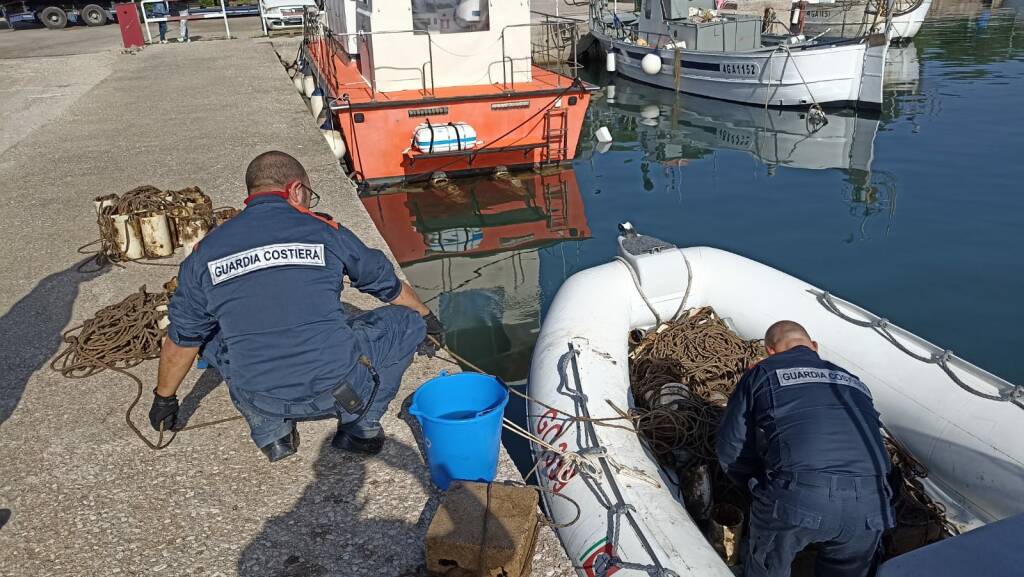 Pescatori di frodo al Circeo: sequestrati blocchi di cemento, tubi in pvc e cime illegali