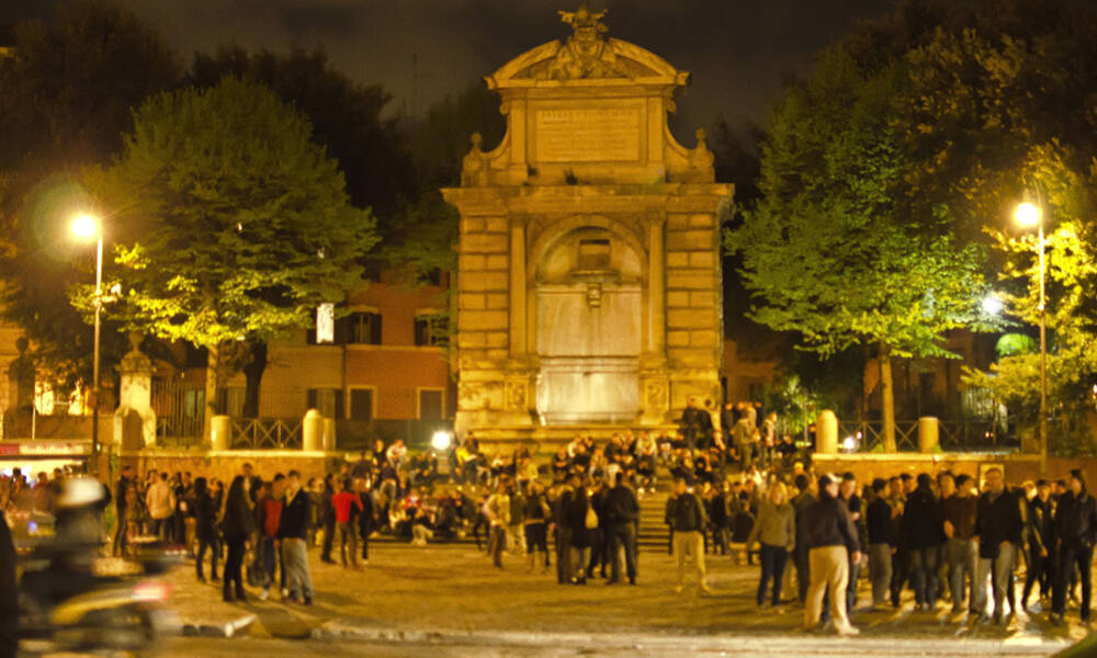 Orrore a Trastevere, clochard massacrato dai ragazzini: video choc finisce in rete