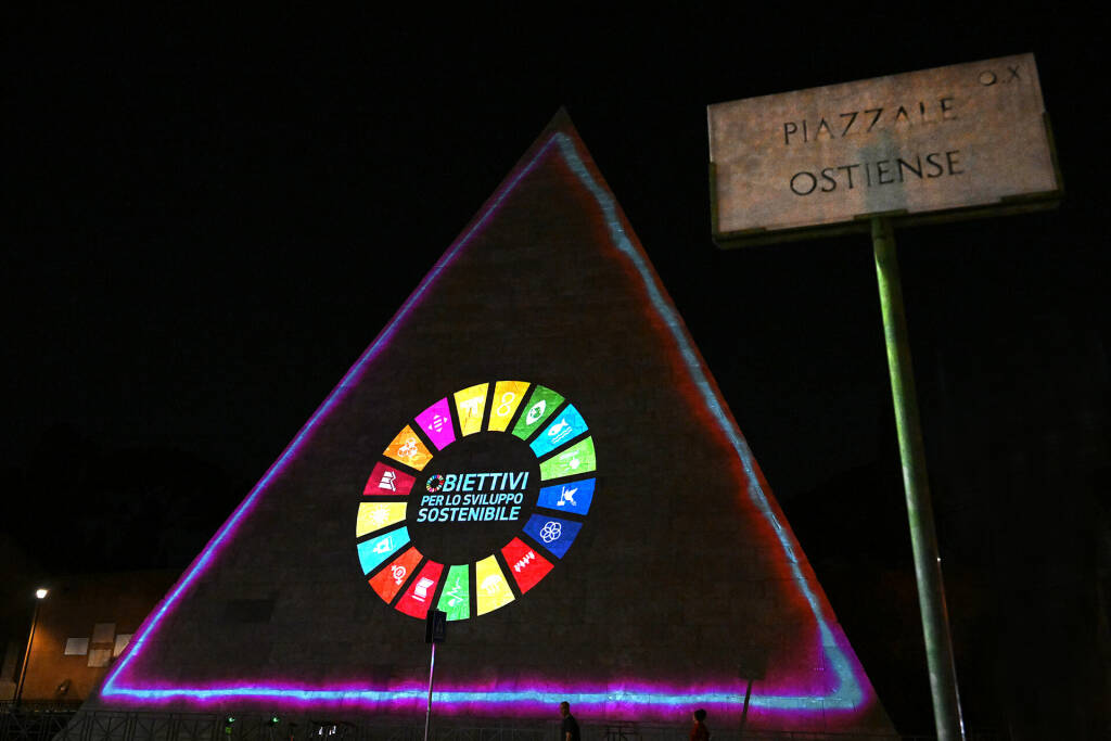 La Piramide Cestia si colora con gli obiettivi dell’agenda Onu 2030