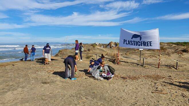 Via la plastica dal litorale: Fiumicino insieme a “Plastic Free” per pulire la spiaggia libera di Focene