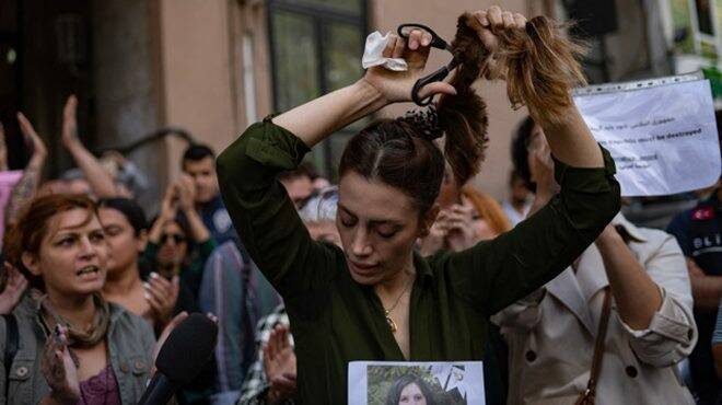 Iran, i manifestanti sfidano la polizia a 40 giorni dalla morte di Mahsa Amini