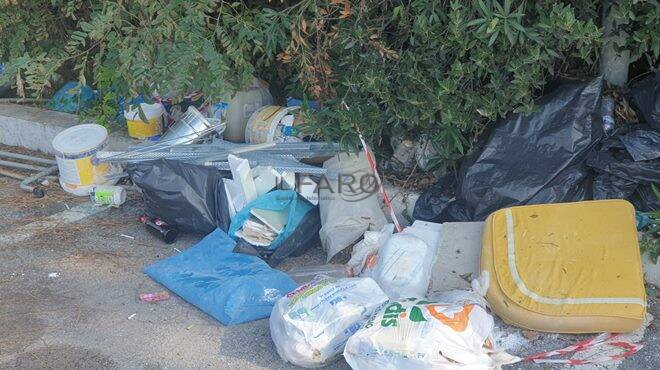 Fiumicino, rifiuti abbandonati e “nascosti” tra le siepi: degrado a via del Faro