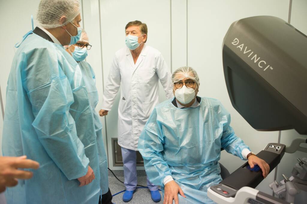 Operazioni chirurgiche a distanza: al Sant’Eugenio debutta il nuovo Robot Da Vinci XI