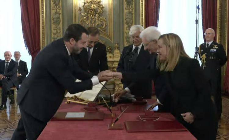 Giuramento: Meloni recita la formula a memoria, Salvini si “perde” la penna