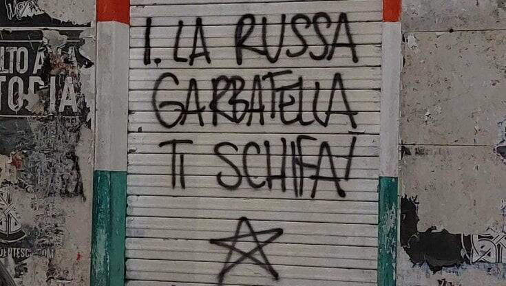 Scritte contro La Russa firmate col simbolo delle Br sulla sede di FdI a Garbatella