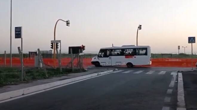 Focene: la fermata del bus a Coccia di Morto è… dentro il cantiere. Ragazzi in pericolo