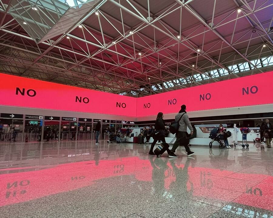 Violenza sulle donne: all’aeroporto di Fiumicino la maxi scritta “No” su sfondo rosso