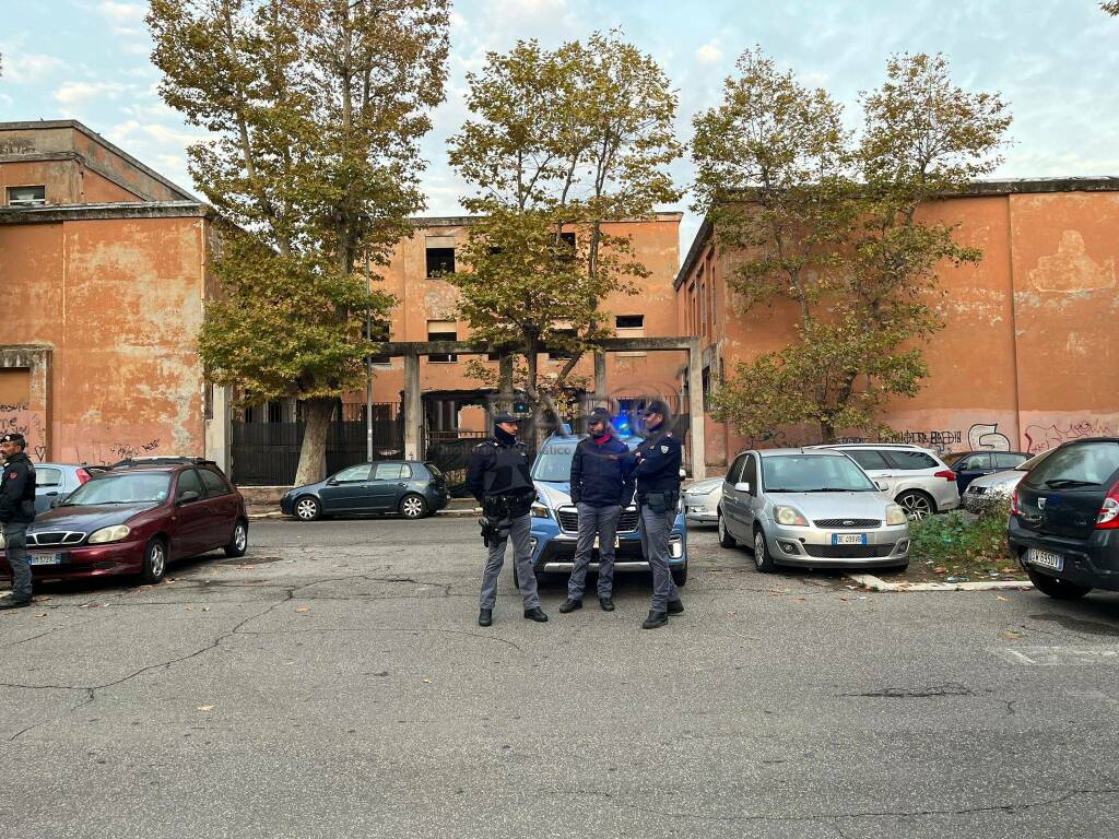 Ostia, dopo gli spari doppio blitz alle case popolari: l’elicottero “sorveglia” viale Vasco de Gama