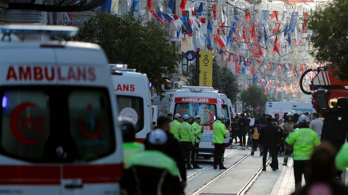 Istanbul sotto attacco, bomba esplode in strada: decine di morti e feriti – VIDEO