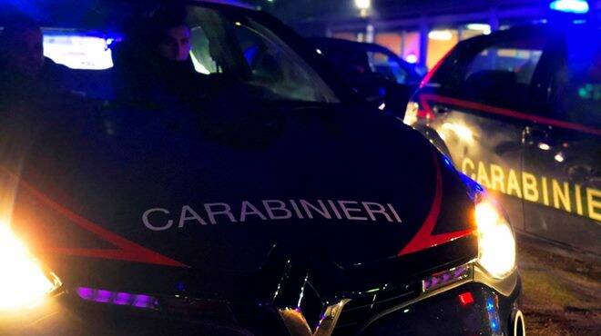 Ladispoli, beccati a svaligiare un chiosco aggrediscono i carabinieri: due arresti
