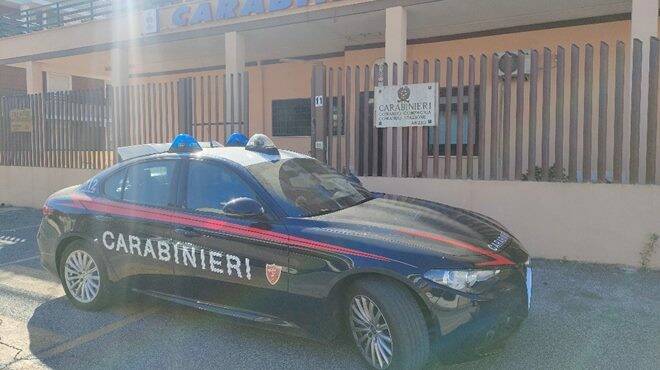 Anzio, spintoni ai carabinieri per disfarsi della droga: due pusher in manette