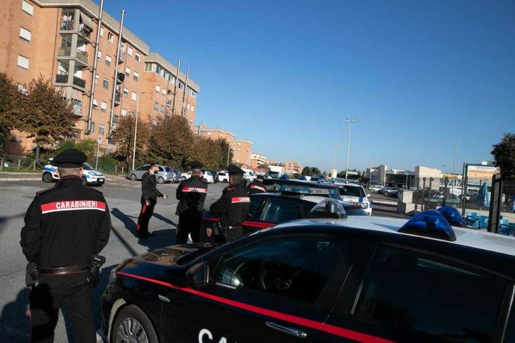 Ostia, blitz alle case popolari: unità cinofile passano al setaccio le abitazioni di viale da Gama