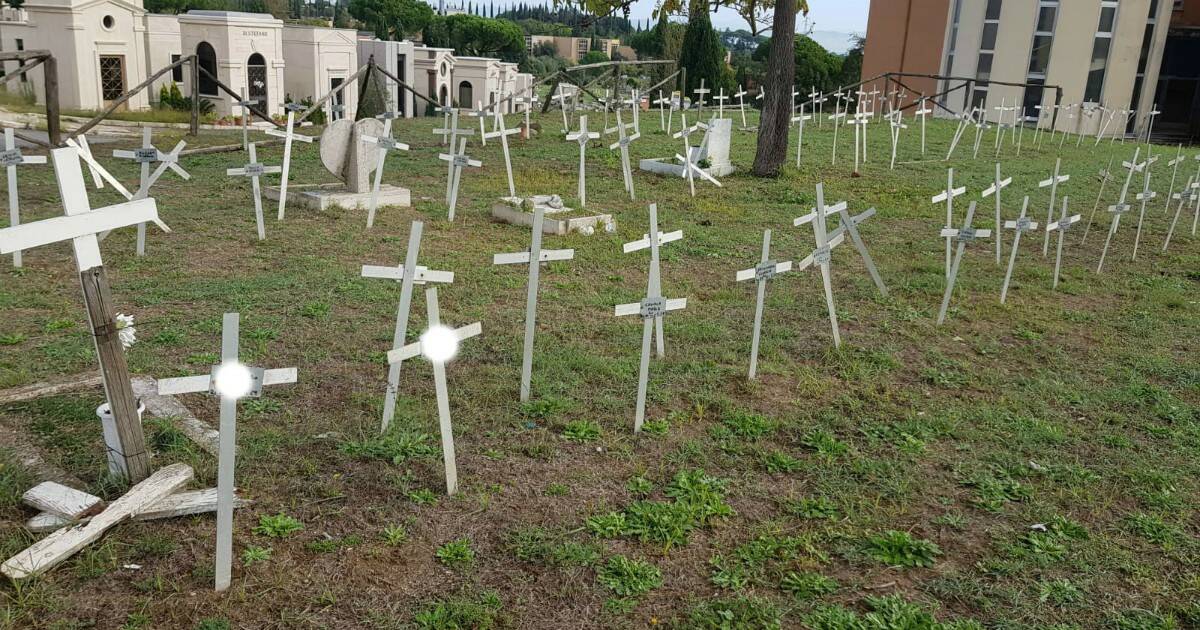 Il Campidoglio cambia le regole dei cimiteri: stop al nome della donna sulle tombe dei feti