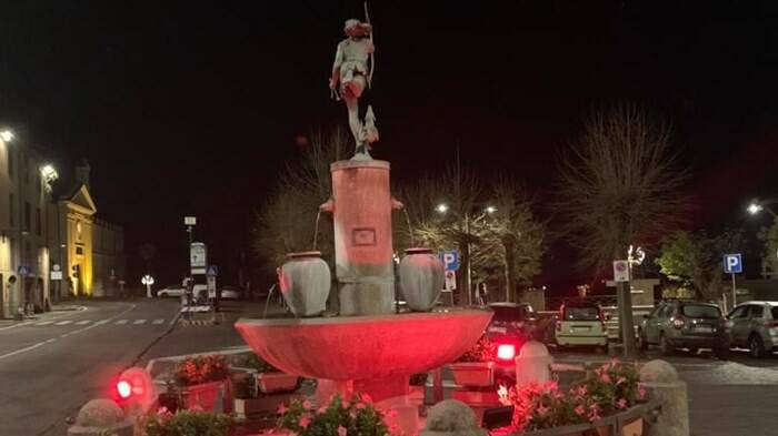 Nemi, la fontana della Diana si accende di rosso per la Giornata contro la violenza sulle donne