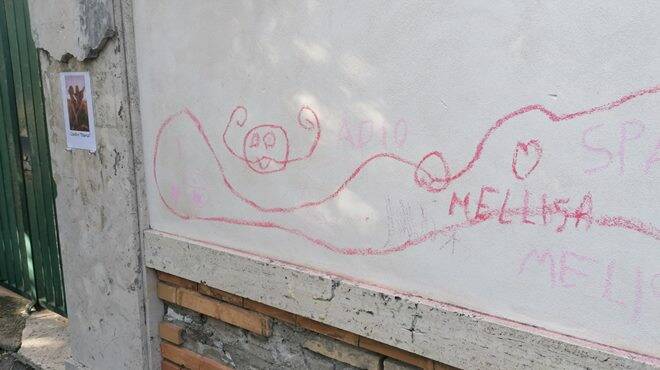 Ostia, “graffiti” dei bambini sui muri della scuola Segurana: scoppia la polemica