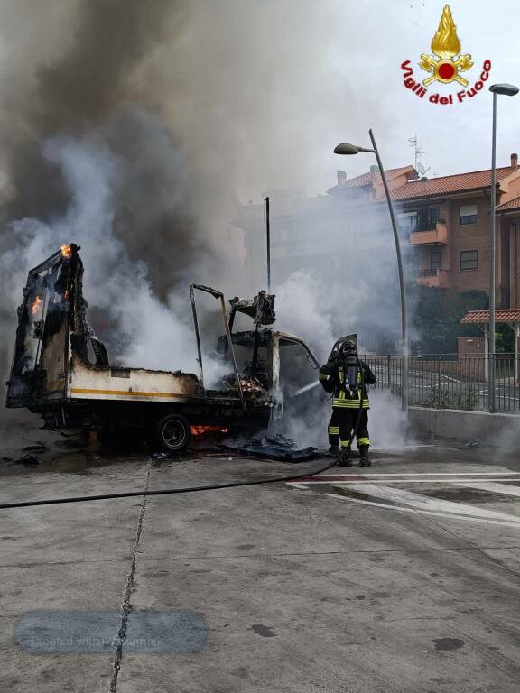 Civitavecchia, furgone prende fuoco in un parcheggio: colonna di fumo invade il quartiere