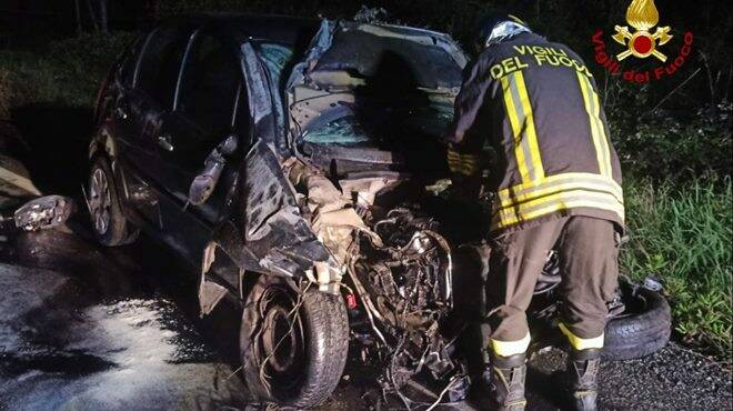 Minturno, incidente nella notte: auto distrutta e conducente sbalzato fuori dall’abitacolo