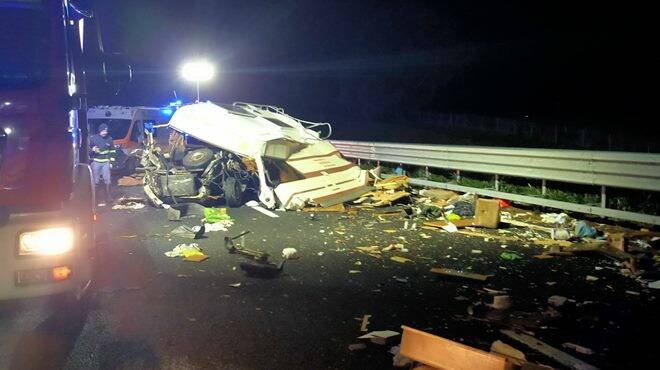Schianto nella notte sull&#8217;A12, camion travolge un camper ed un&#8217;auto: due morti