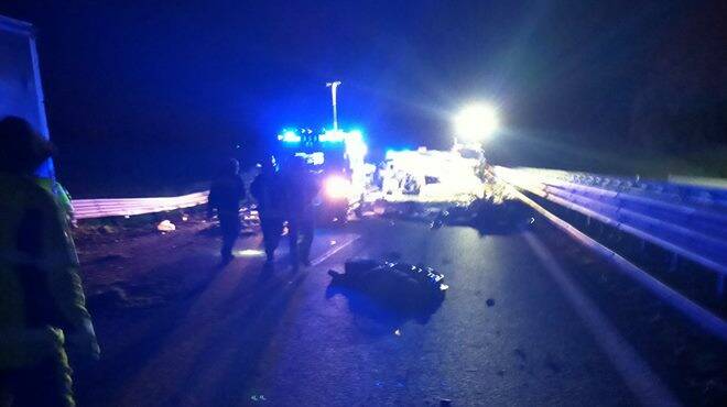 Schianto nella notte sull'A12, camion travolge un camper ed un'auto: due morti