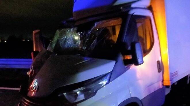 Schianto nella notte sull'A12, camion travolge un camper ed un'auto: due morti