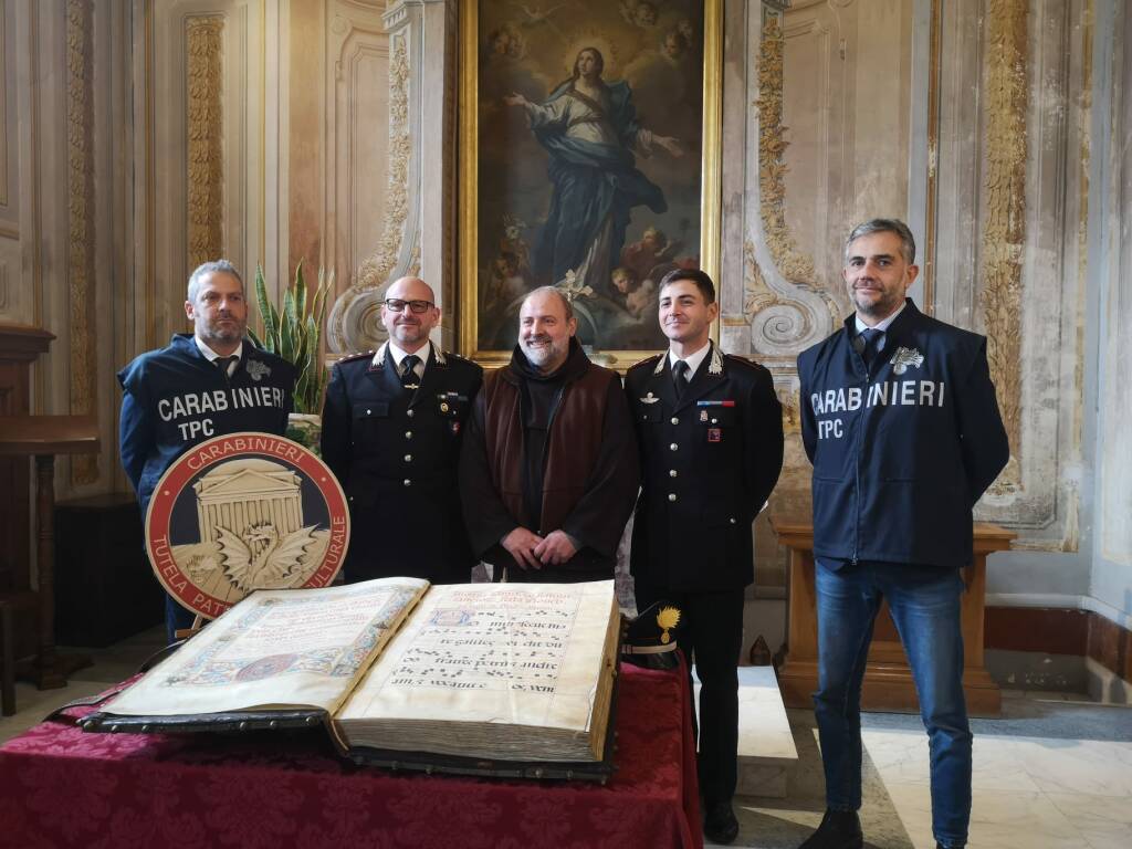 Rubato dal convento, ritrovato dai Carabinieri: manoscritto del ‘600 torna a casa