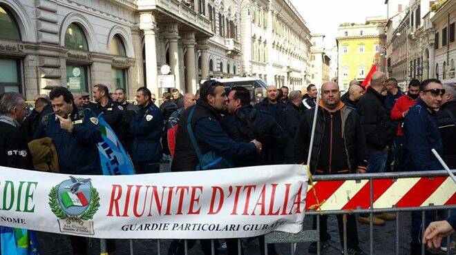 Roma, la guardie giurate scendono in piazza per manifestare davanti al Ministero del Lavoro