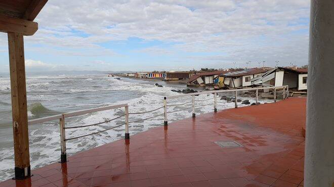 Mareggiate, Montino “visita” Fregene e promette interventi. Ufficiale la richiesta di calamità