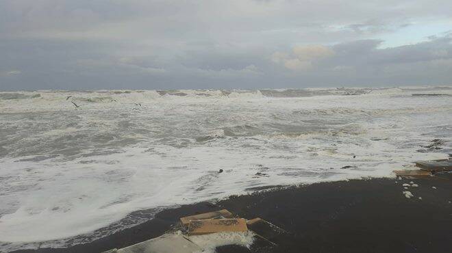 Maltempo ad Ostia, il mare fa paura: schiuma e detriti invadono le spiagge