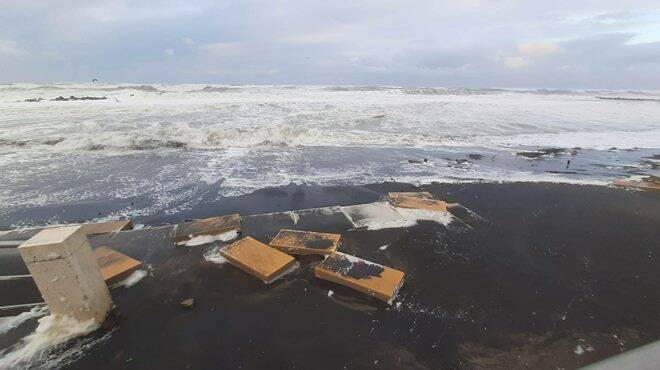 Maltempo ad Ostia, il mare fa paura: schiuma e detriti invadono le spiagge