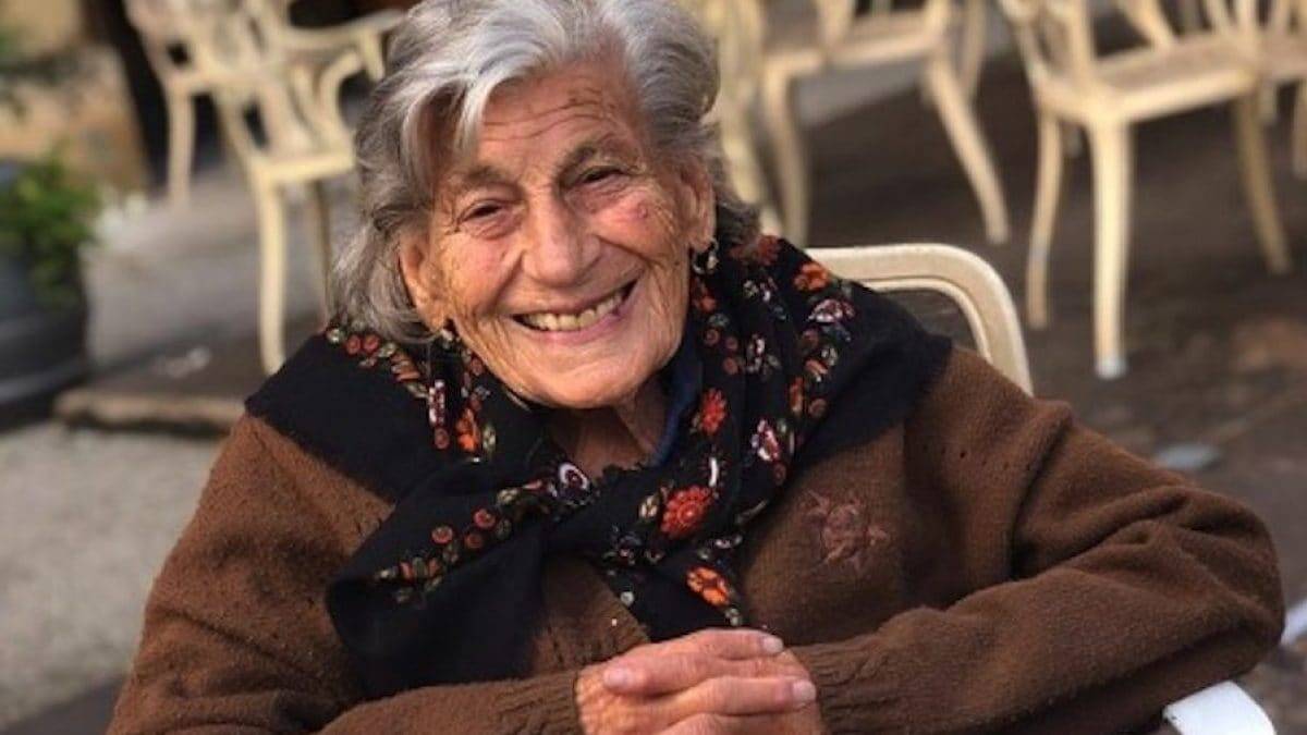 Cade nel camino e muore carbonizzata: addio a nonna Giovanna, la 91enne star di TikTok