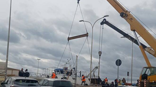 Fiumicino, peschereccio affondato nel porto canale: le operazioni di recupero del &#8220;Ciclone&#8221;