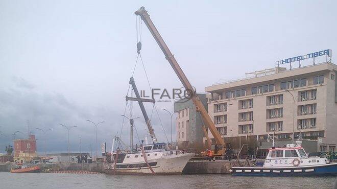 Fiumicino, peschereccio affondato nel porto canale: le operazioni di recupero del &#8220;Ciclone&#8221;