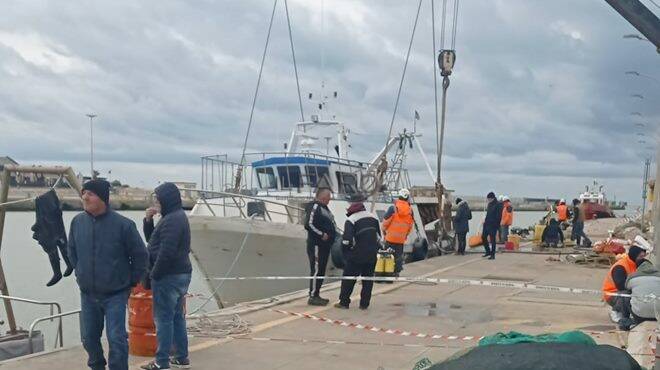 Fiumicino, peschereccio affondato nel porto canale: le operazioni di recupero del "Ciclone"