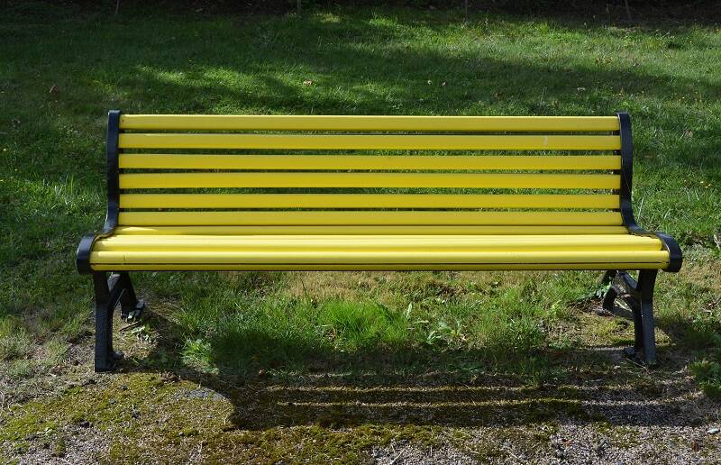 Fiumicino: una panchina e un monumento illuminato di giallo per sensibilizzare sull’endometriosi