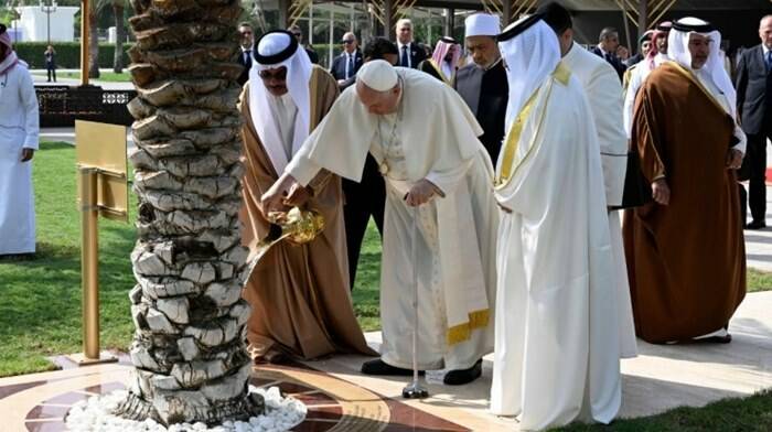 Dal Bahrein l’ennesima stoccata del Papa a Kirill: “L’uomo religioso si oppone alla guerra e al riarmo”