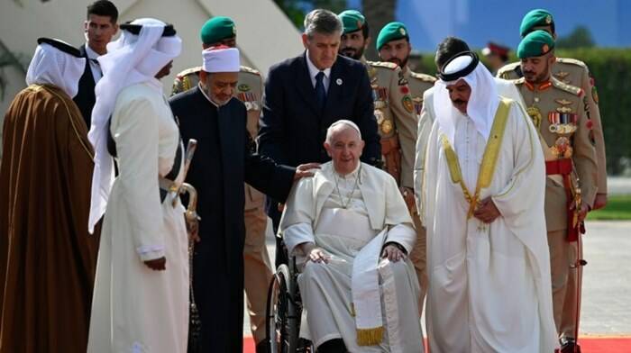 Dal Bahrein l’ennesima stoccata del Papa a Kirill: “L’uomo religioso si oppone alla guerra e al riarmo”