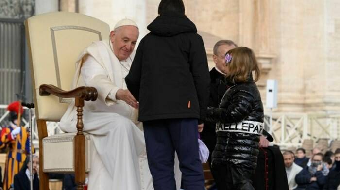 Fuori programma in Vaticano: bimbi irrompono sul palco e “interrompono” il Papa