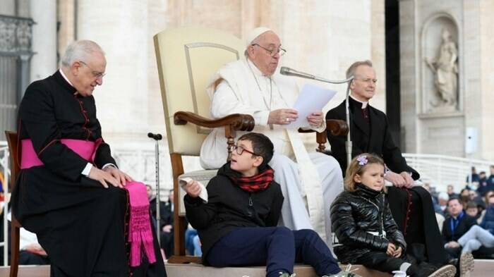 Fuori programma in Vaticano: bimbi irrompono sul palco e “interrompono” il Papa