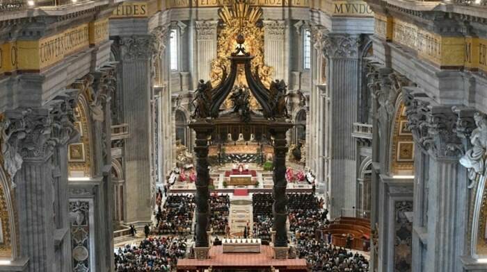 2 Novembre, il Papa: “Si cercano più risposte sul web che davanti al Crocifisso”