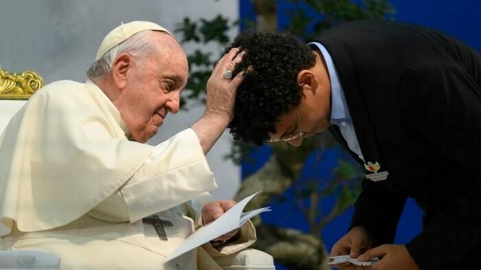 Il Papa ai giovani: “Non avallate le guerre. Chiedete consigli ai nonni, non al web”