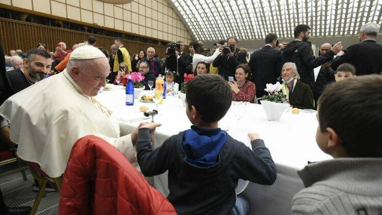 Papa Francesco apre le porte del Vaticano ai bisognosi e pranza con 1300 poveri