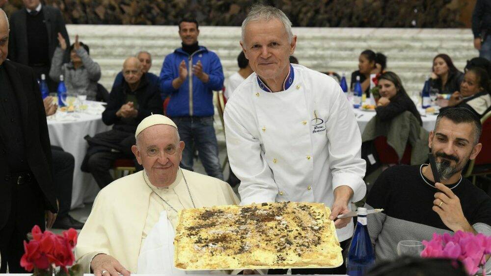 Papa Francesco apre le porte del Vaticano ai bisognosi e pranza con 1300 poveri