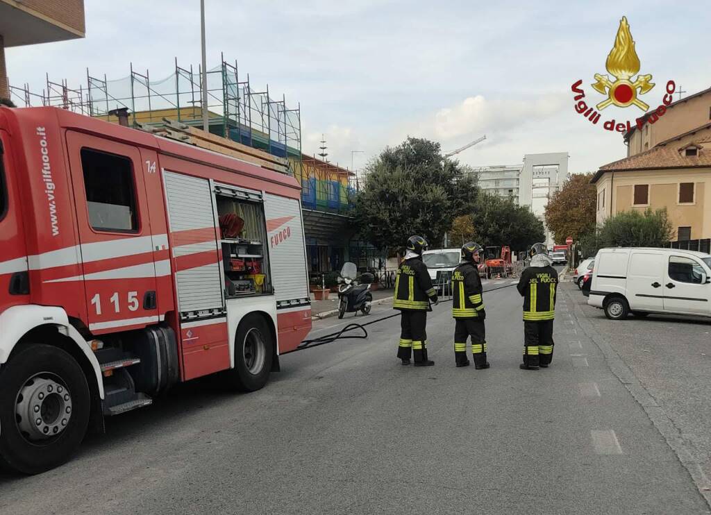 Fiumicino, operai tranciano per errore tubo del gas: evacuate tre palazzine