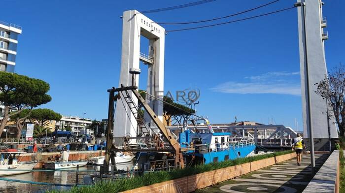 Fiumicino, la passerella non si alza: i pescatori bloccano il Ponte 2 Giugno